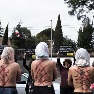 Foto Iran: sconvolgente condanna a 33 anni di carcere e 148 frustate a Nasrin Sotoudeh 1