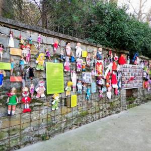 Foto A Trieste Wall of Dolls 1