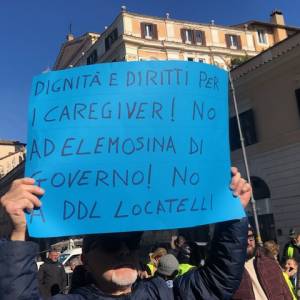 Foto Caregiver, quel lavoro di cura soprattutto femminile, poco e mal riconosciuto 2