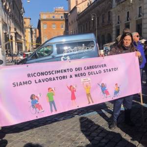 Foto Caregiver, quel lavoro di cura soprattutto femminile, poco e mal riconosciuto 10