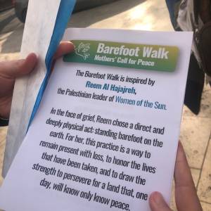 Foto Madri israeliane e palestinesi a piedi nudi per la pace: a Roma il passaggio del Barefoot Walk  5