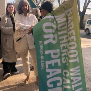 Foto Madri israeliane e palestinesi a piedi nudi per la pace: a Roma il passaggio del Barefoot Walk  3