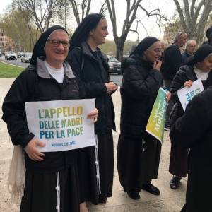 Foto Madri israeliane e palestinesi a piedi nudi per la pace: a Roma il passaggio del Barefoot Walk  4