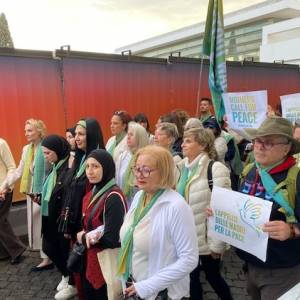 Foto Madri israeliane e palestinesi a piedi nudi per la pace: a Roma il passaggio del Barefoot Walk  6