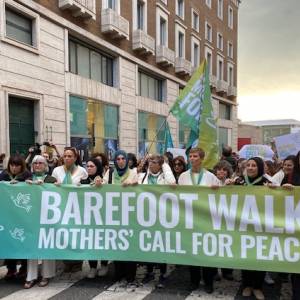 Foto Madri israeliane e palestinesi a piedi nudi per la pace: a Roma il passaggio del Barefoot Walk  7