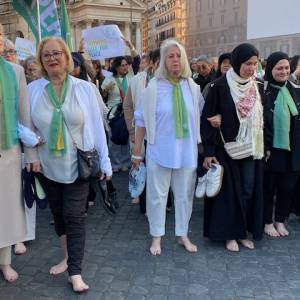 Foto Madri israeliane e palestinesi a piedi nudi per la pace: a Roma il passaggio del Barefoot Walk  9