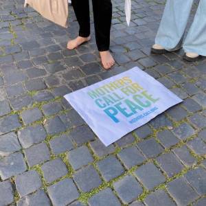 Foto Madri israeliane e palestinesi a piedi nudi per la pace: a Roma il passaggio del Barefoot Walk  10