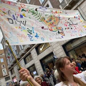 Foto Madri israeliane e palestinesi a piedi nudi per la pace: a Roma il passaggio del Barefoot Walk  12
