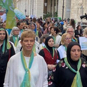 Foto Madri israeliane e palestinesi a piedi nudi per la pace: a Roma il passaggio del Barefoot Walk  14