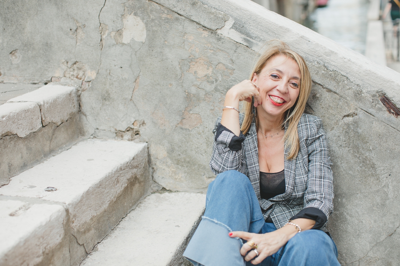 Il nuovo romanzo di Isa Grassano: la storia di due sorelle Noi Donne