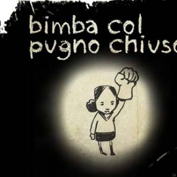 Foto: L'AQUILA /  LA BIMBA COL PUGNO CHIUSO