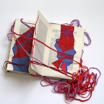 Foto: Antonella Prota-Giurleo e i suoi libri d'artista