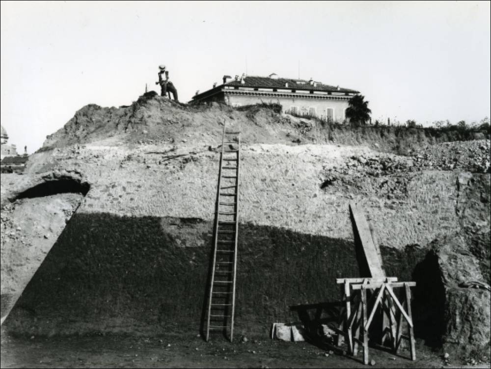 Roma / Women and Ruins: Archaeology, Photography, and Landscape
