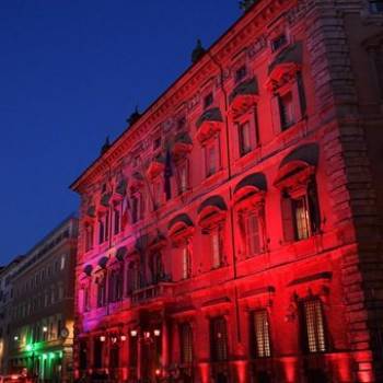 Foto: Anche Montecitorio ha una sua panchina rossa
