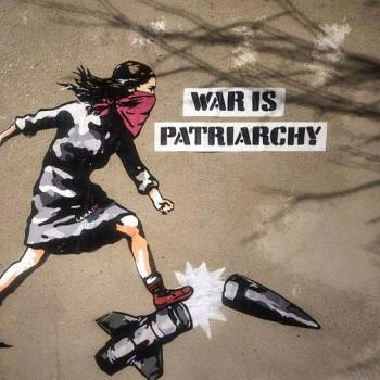Foto: 'War Is Patriarchy' (La Guerra è Patriarcato) è l'opera della street artist Laika per l'8 marzo