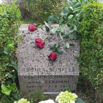 Foto: Ursula Hirschmann: fiori sulla tomba nel trentennale della morte