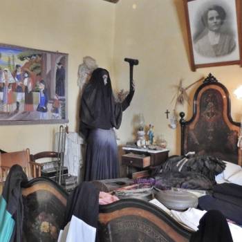 Foto: L’agabbadora, artefice di vita, guarigione e buona morte, al Museo Galluras