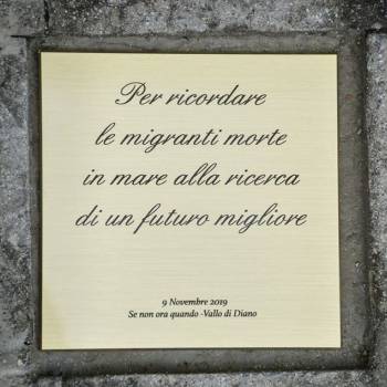 Foto: Una pietra di inciampo dedicata alle migranti morte in mare