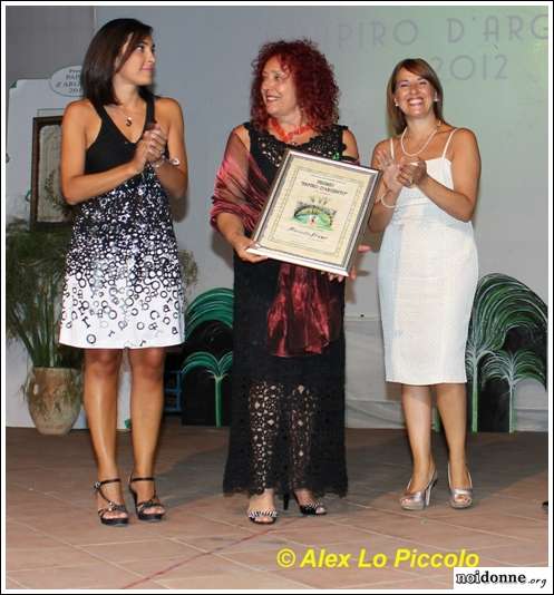 Foto: A MARINELLA FIUME, IL PREMIO PAPIRO D'ARGENTO 2012 PER LA LETTERATURA