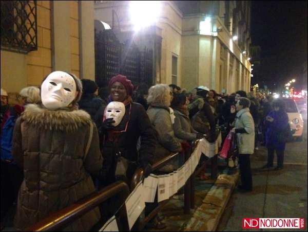 Foto: Contro il sessismo e contro il razzismo, un flash mob a Roma