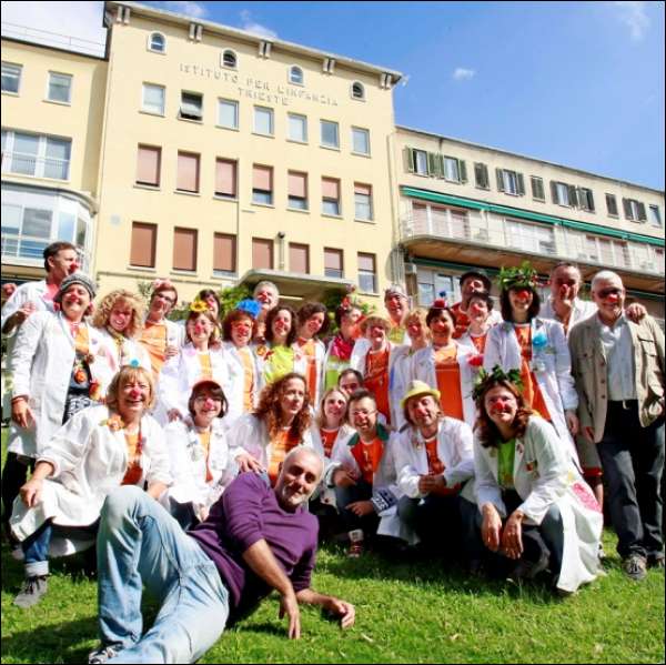Foto: I clown-dottori della “ Compagnia dell’arpa a dieci corde”