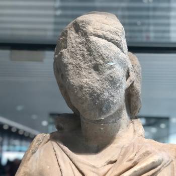 Foto: Illegittimo imporre il cognome del marito nelle liste elettorali.