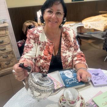 Foto: Delitto al tè delle cinque: Tiziana Romano, la detective che mette tutti in infusione
