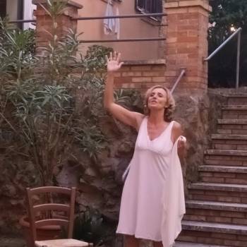Foto: Tiziana Scrocca con ‘I fili di Penelope’ per i 100 anni del quartiere San Saba di Roma