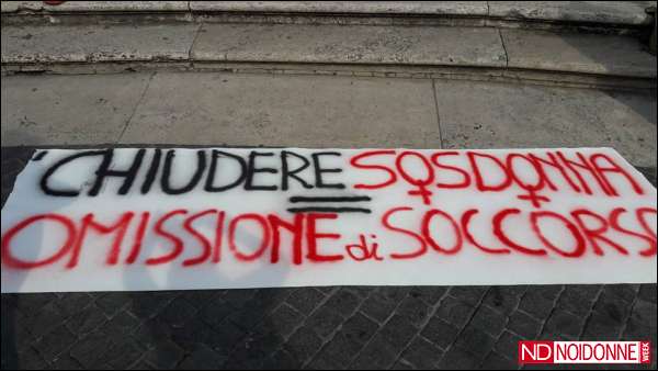 Foto: Presidio in Campidoglio contro la chiusura dei Centri Anti-violenza