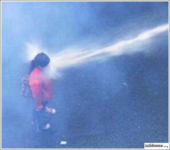 Foto: Turchia / La ragazza in rosso, la forza della nonviolenza